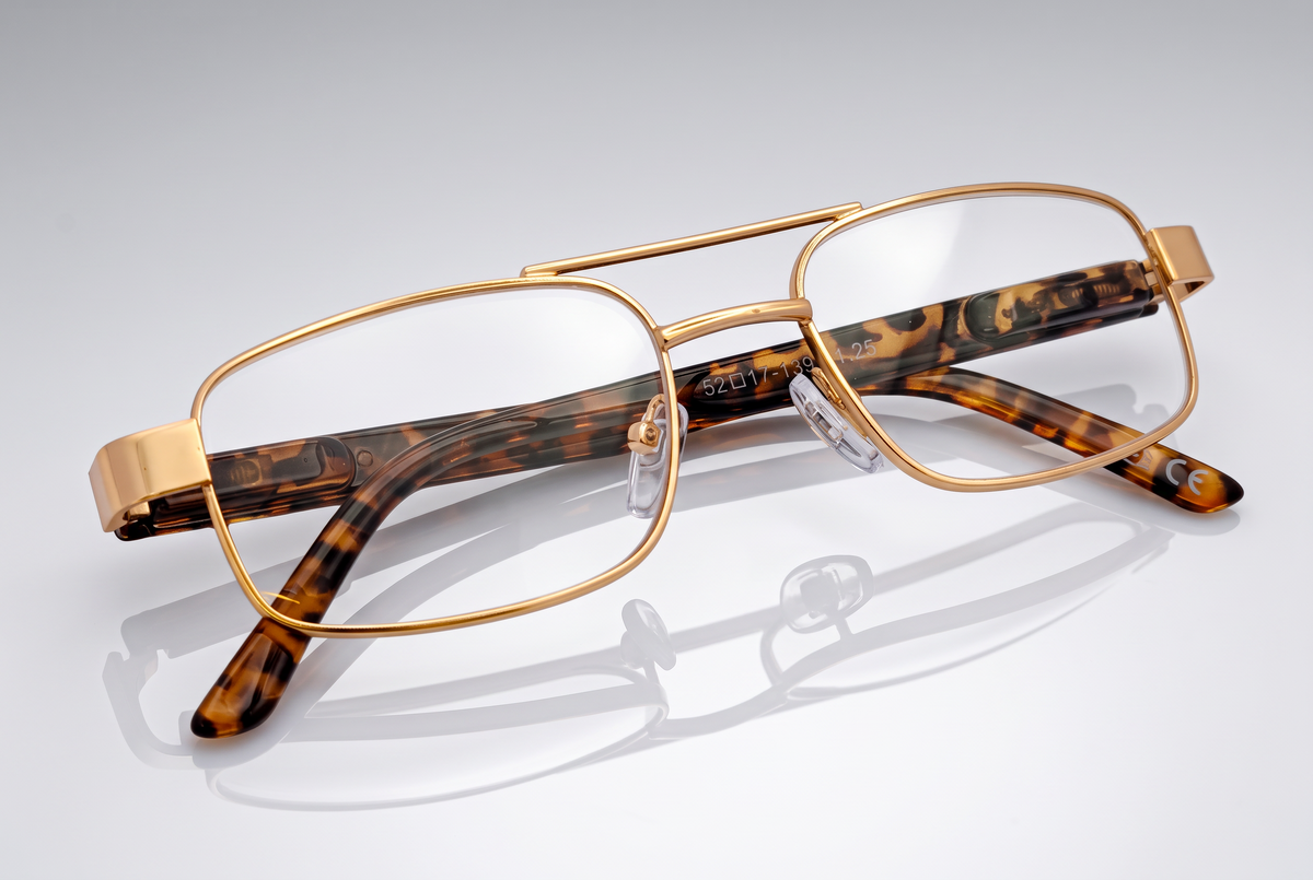 Eyelevel-UK Jury Brown rectangular reading glasses with gold metal frames and tortoiseshell temples.