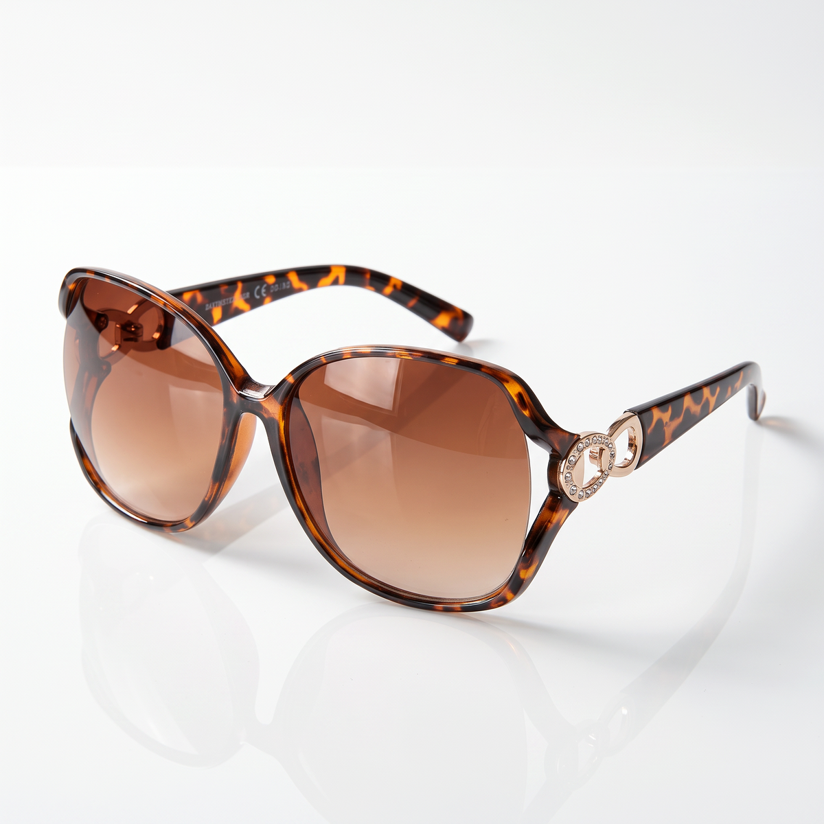 Eyelevel-UK Lexie oversized sunglasses in brown tortoiseshell with gold accents and brown gradient UV400 lenses.