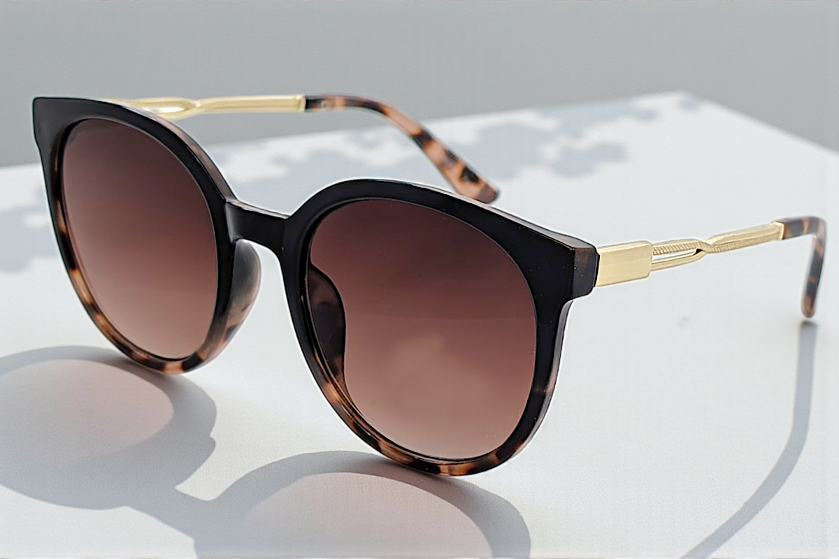 Eyelevel-UK Robyn oversized round sunglasses with brown tortoiseshell frame, gold temples, and brown gradient lenses.